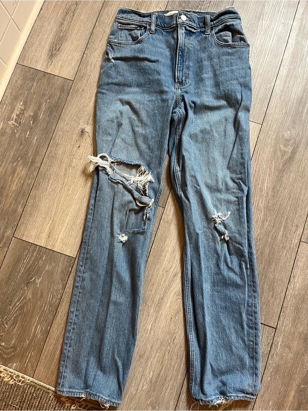 Abercrombie & Fitch The ‘90s Straight Ultra High Rise Distressed Jeans 27 / 4
